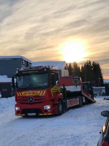 Viking og Molde redning AS sin redningsbil under solnedgangen
