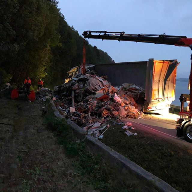 Molde Redning AS rydder etter stor trailer var involvert i en ulykke