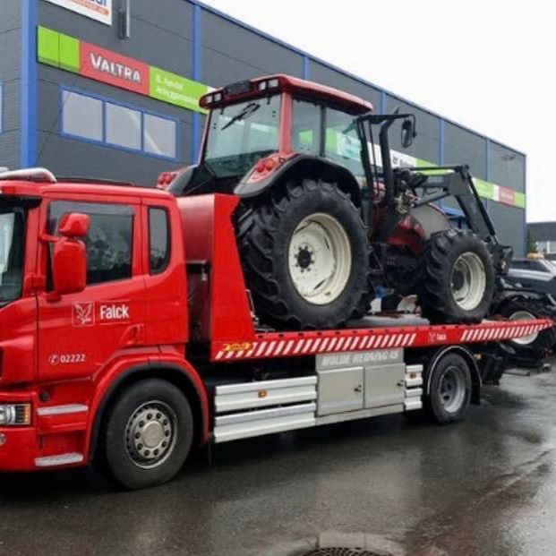 Molde Redning AS med transport av en traktor