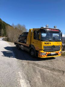 NAF og Molde Redning AS fjerner ødelagt bil fra veien