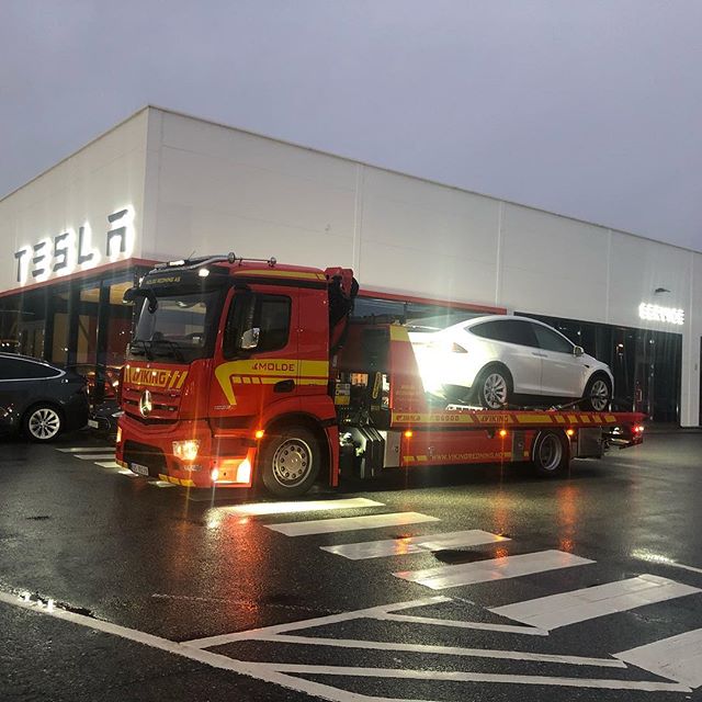 Molde Redning AS transporterer en Tesla utenfor Tesla bilsenter