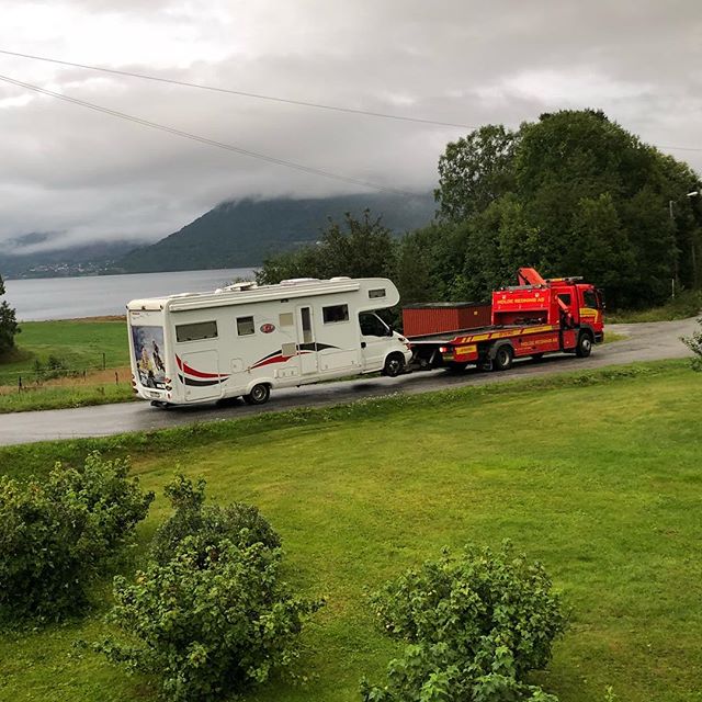 Viking bergningsbil transporterer ødelagt campingbil